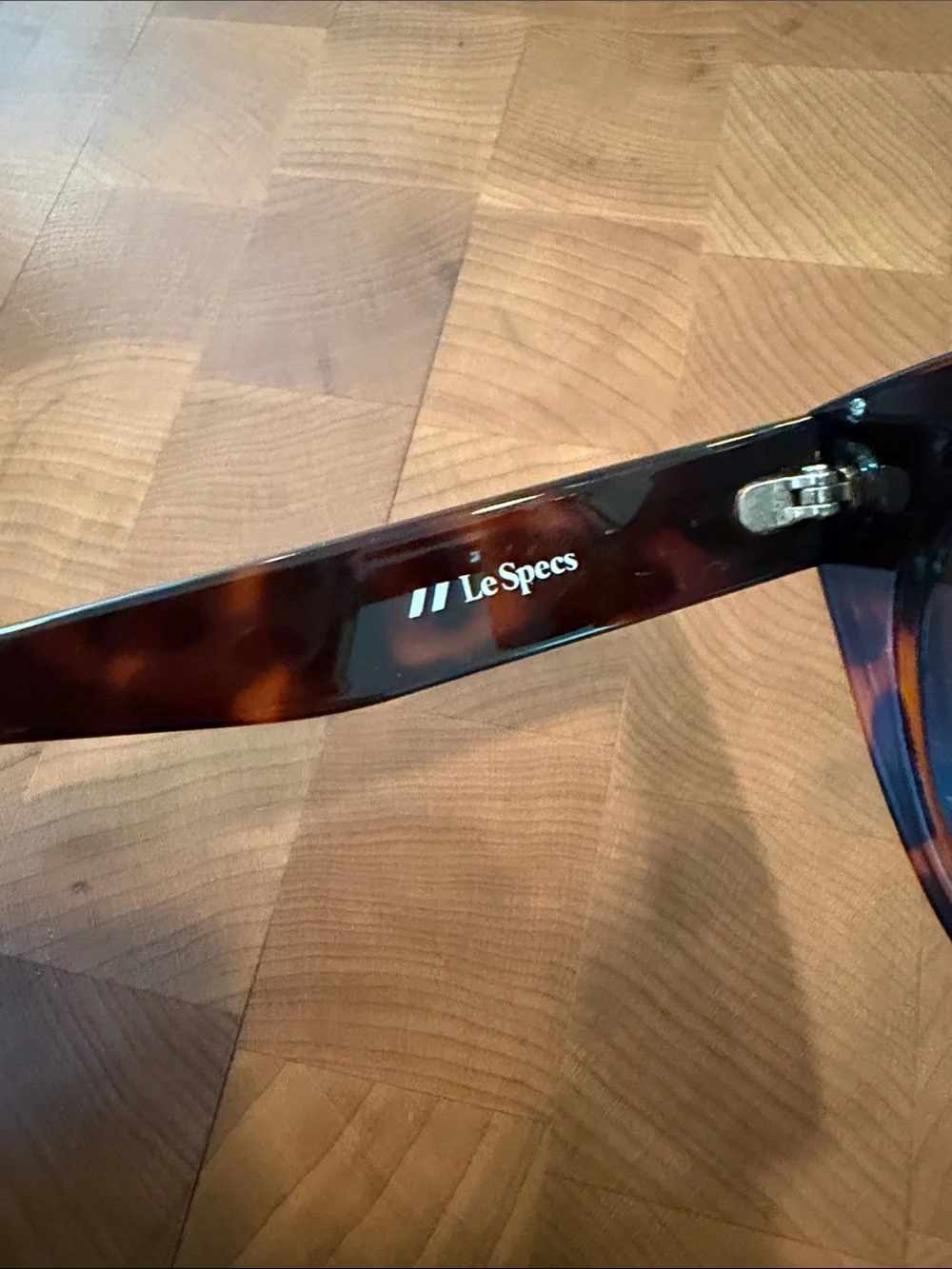 Le Specs Air Heart Tortoiseshell Cat Eye Sunglasses - Women - Excellent conditio
